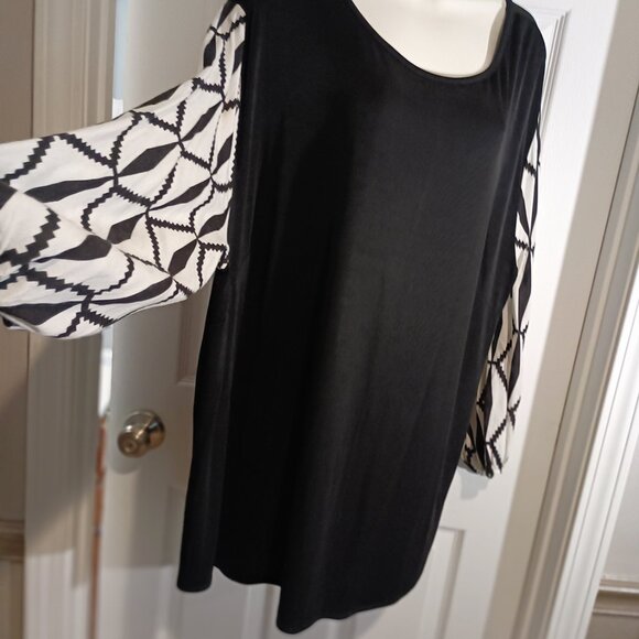 Mimx Black and White Dressy Top  Size 3x - Picture 3 of 5